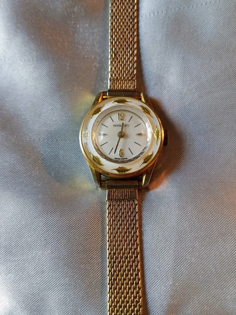 Vintage MANON Swiss‑Made Gold Watch – Leaf Bezel & Mesh Band